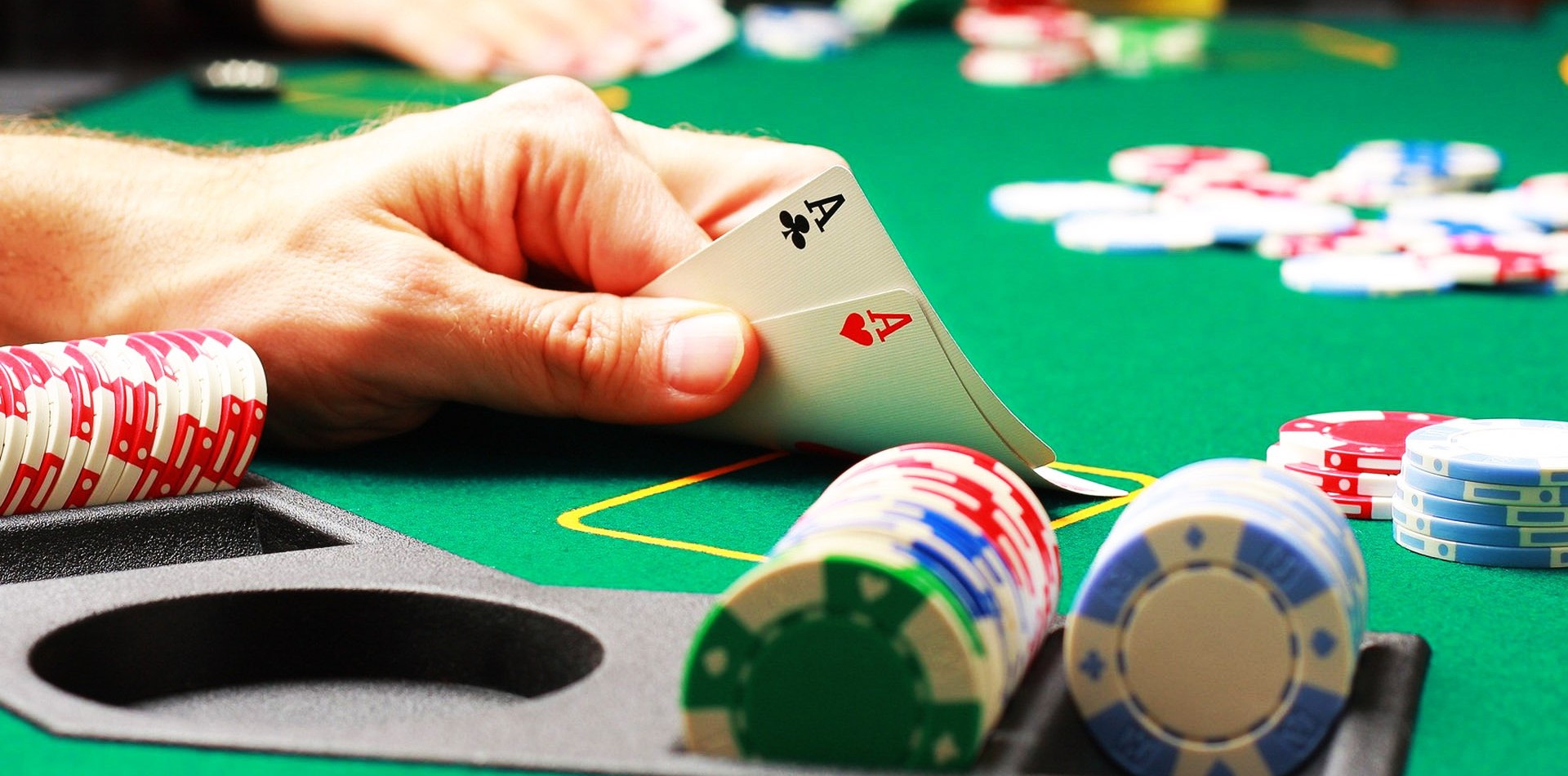 Chia sẻ luật đánh Poker và cách chơi Poker chi tiết